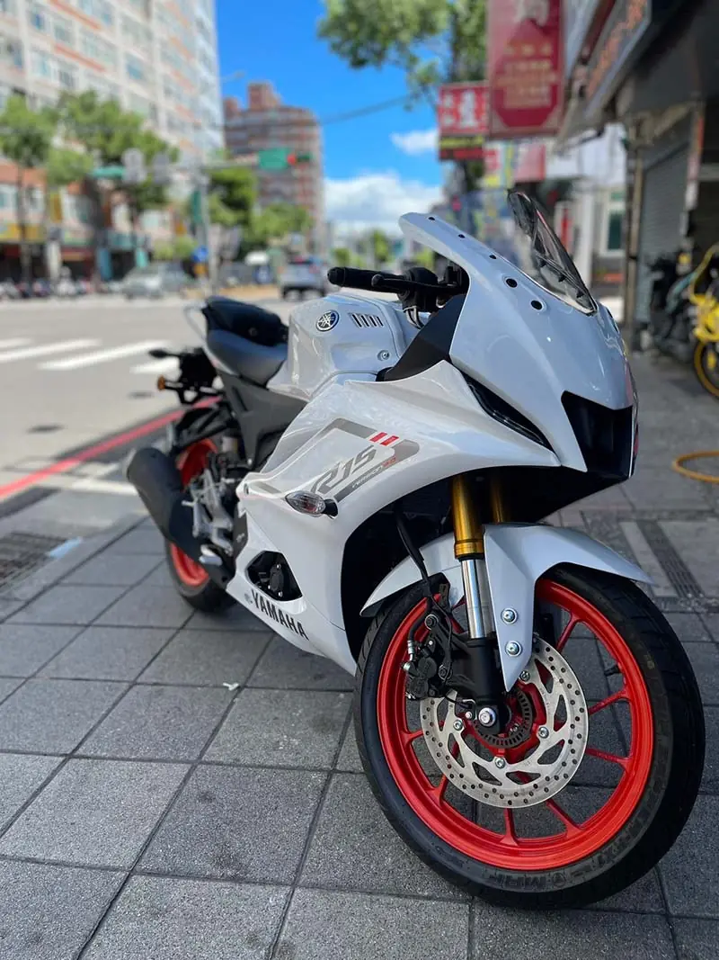 YAMAHA R15v4